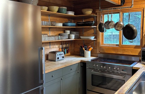 Leavenworth Cabine | Icicle Camp Cabins, Hot Tub, Walk to Sleeping Lady & Ski Trails, Cheminée
