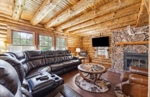 Mauston Maison | 8BR 5BA Huge Dog Friendly Log Cabin near Wisconsin Dells and Lake sleeps 25plus