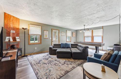 Mauston Maison | 8BR 5BA Huge Dog Friendly Log Cabin near Wisconsin Dells and Lake sleeps 25plus
