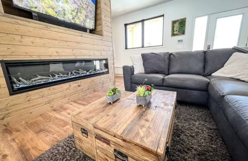 Lac du Bonnet Cottage | 8TH ESCAPE w/Plunge Pool, Hot Tub, Sauna backing onto 8th Hole on Granite Hills