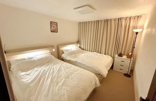 Deungchon-dong Appartement | 9호선 도보5분,1층,퀸침대3,방2,호텔침구,5인추천,아늑함,가양,등촌,염창,공항노선
