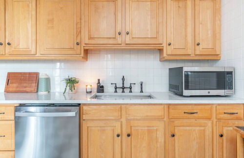 Lansford Maison | 9 Bedroom, Sleeps 22! Hot Tub & Game Room - Minutes to Jim Thorpe