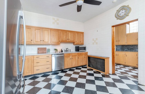 Lansford Maison | 9 Bedroom, Sleeps 22! Hot Tub & Game Room - Minutes to Jim Thorpe