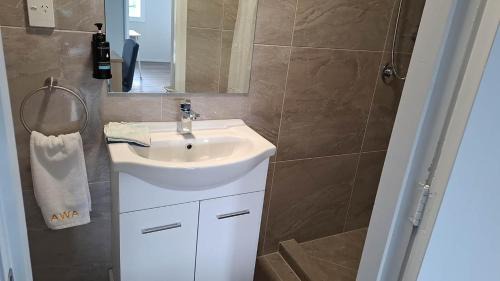 Auckland Appartement | 9 Beds including 3 Double Beds, 4 Single Beds, 2 Sofa Bed, Suite 1, 37 Totara Avenue, New Lynn