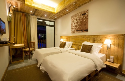 Port Louis Maison | 10 Chambres dans une belle villa avec piscine et bar avec une table dhote