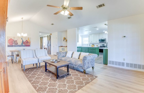 Sanger Maison | 9 Mi to Ray Roberts Lake: Texas Retreat w/ Pool
