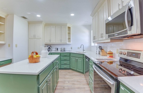 Sanger Maison | 9 Mi to Ray Roberts Lake: Texas Retreat w/ Pool