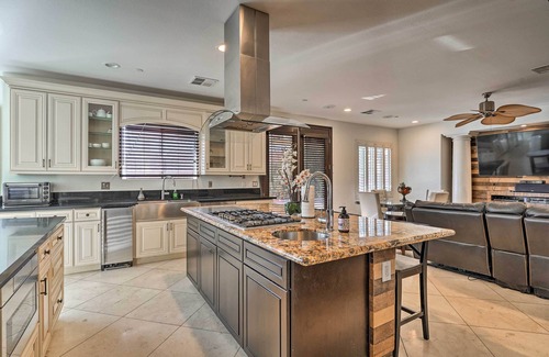 Sunrise Manor Maison | 9 Mi to Strip: Las Vegas Home w/ Pool & Hot Tub!