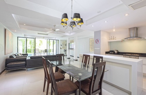 Kathu Villa | Villa sur 3 étages, piscine privée, à 10 minutes de la plage de Patong, des commerces et de la vie nocturne.