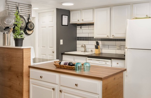 Three Tree Point Appartement | 900 Sqft Modern One Bedroom Close to Ocean/Airport with W/D and Private garage