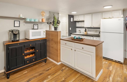 Three Tree Point Appartement | 900 Sqft Modern One Bedroom Close to Ocean/Airport with W/D and Private garage