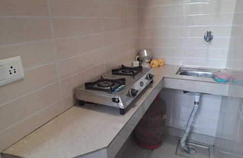 Lajpat Nagar Appartement | 92, 121, 74, 700 Foreigners place in cream location of lajpat nagar luxury apartment with fully equipped private kitchen wid gas n all utensils, fridge, Android tv, wifi and attached washroom, very safe and secure peaceful area all your sweet home