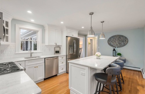 Sandwich Maison | 96 Knott Ave - Renovated 4BR home near Town Neck beach, pet-friendly!