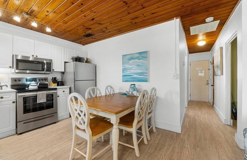 Laguna Beach Estates Maison | Laguna Beach~Directly Across the Street-30ft from Beach! Spring & Summer Specials!