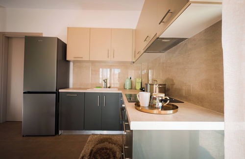 Thessaloniki Appartement | 98sqm condo with seaview and private parking in a lively neighbourhood