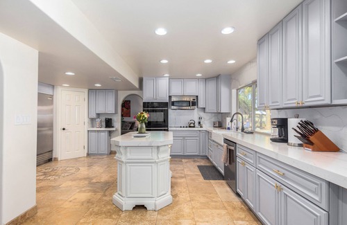 Glendale Maison | 99 Palms Events: BARN, Pool, games, grass, 6 beds