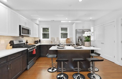East Somerville Maison | 9BR6Bth Entire House Parking MIT/Harvard/TD Garden
