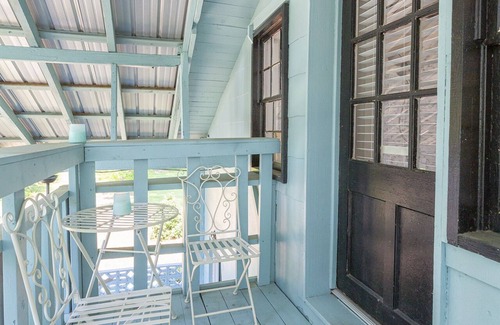 Bainbridge Appartement | A 1 bedroom 1 futon1 bath upstairs of The HH & downstairs is separate to rent.