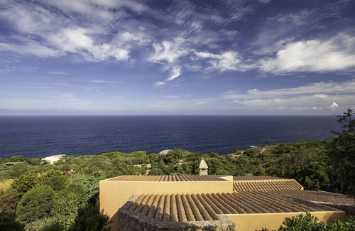 Costa Paradiso Maison | A 300 m dal Mare, Piscina a Sfioro, Vista a 180 Gradi, Wifi
