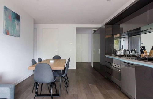Parkville Appartement | A 3BR Apt Next to Melbourne Zoo, FREE Parking