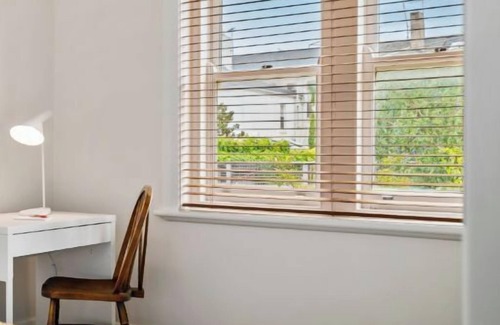 Albert Park Appartement | A+ Albert Park Art Deco Gem. Sleeps 5. Bevan4.
