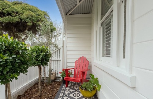 Albert Park Appartement | A+ Albert Park. Bayside Brilliance. Sleeps 4. GRHM