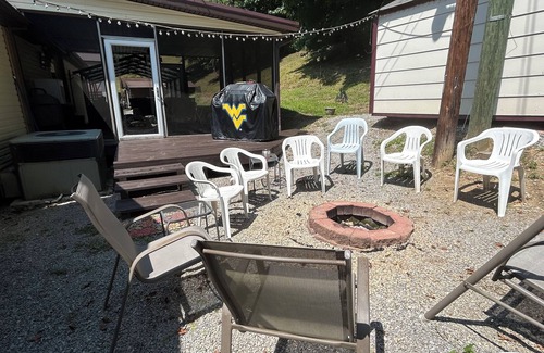 Newtown Maison | A & B TRAIL HOUSE @ Hatfield-McCoy Trails, 5 Beds Plus Futon 2 Couches & 2 Baths