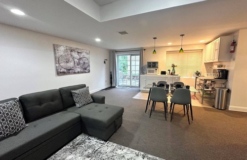 Paoli Appartement | A basement apartment with private bedroom, full bath, kitchen and entrance.