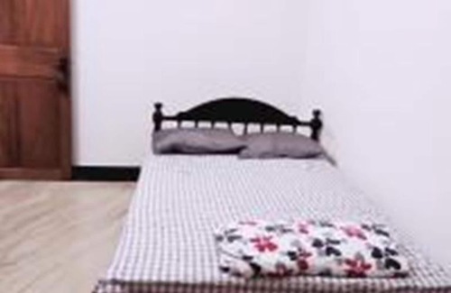 Heritage Town Maison | Une belle salle de chambre à 1 lit dans la ville blanche.