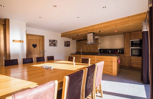 Praz-sur-Arly Chalet De Ski | A beautiful chalet for 14 people located in the city center of Praz-sur-Arly