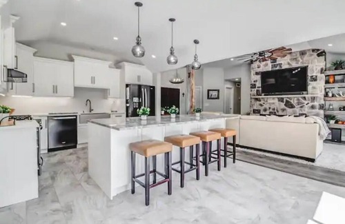 Lakeshore Maison | A Beautiful "Hidden Gem" Just Mins to Wine Country