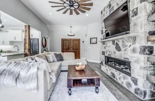 Lakeshore Maison | A Beautiful "Hidden Gem" Just Mins to Wine Country