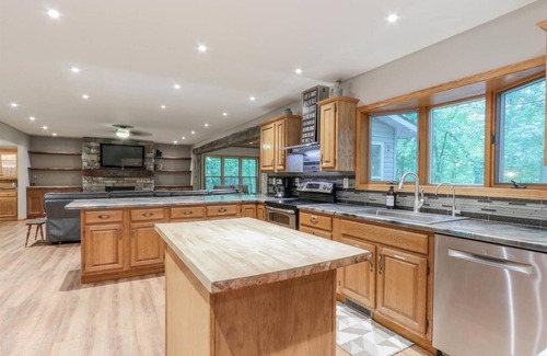 Waupaca Maison | Une belle maison récemment rénovée nichée sur un terrain riverain boisé avec un bain à remous.