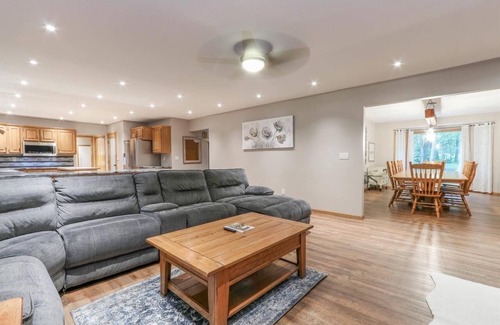 Waupaca Maison | Une belle maison récemment rénovée nichée sur un terrain riverain boisé avec un bain à remous.