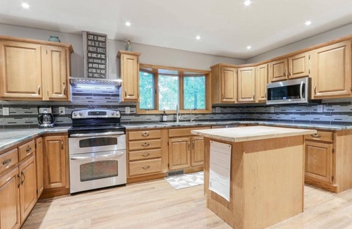 Waupaca Maison | Une belle maison récemment rénovée nichée sur un terrain riverain boisé avec un bain à remous.