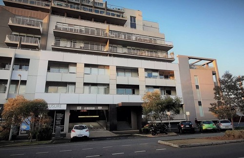 Port Melbourne Appartement | A beautiful, resort style apartment only mts to the beach in Port Melbourne!