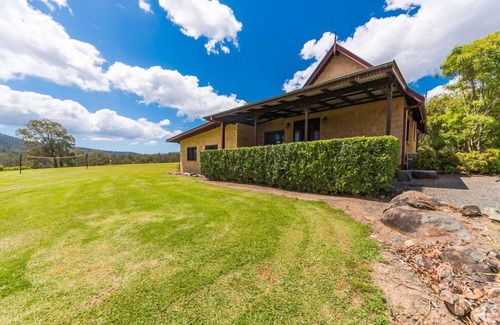 Possum Brush Maison | A beautiful split level sandstone and cedar cottage.