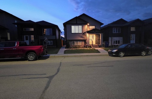 Saskatoon Appartement | A blend of comfort and convenience in this cozy, modern 2-bd basement suite.