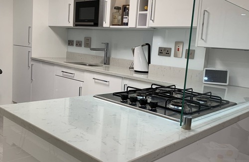 Stanford-le-Hope Maison | A BYK luxury new home that sleeps 2 - 8 people
