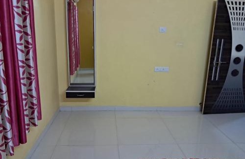 Vapi Lit Et Petit-Déjeuner | A C Room Near Devka Beach with Refrigerator,Microwave, RO Water