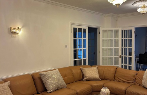 Finchley Church End Maison | A calm retreat where you can unwind, in a lovely location.