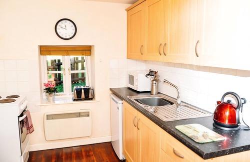 Llanvair Kilgeddin Cottage | Un chalet au bord du canal, à Goytre Wharf sur le canal Monmouthshire & Brecon