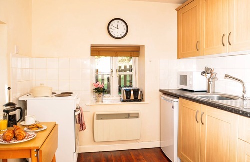 Llanvair Kilgeddin Cottage | Un chalet au bord du canal, à Goytre Wharf sur le canal Monmouthshire & Brecon