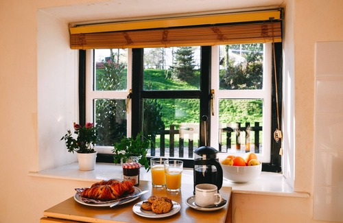 Llanvair Kilgeddin Cottage | Un chalet au bord du canal, à Goytre Wharf sur le canal Monmouthshire & Brecon