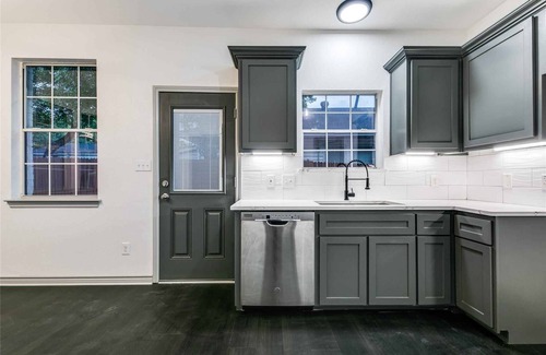 Dallas Maison | A Century Modern Luxurious Home Minutes from White Rock Lake & A Huge Backyard!