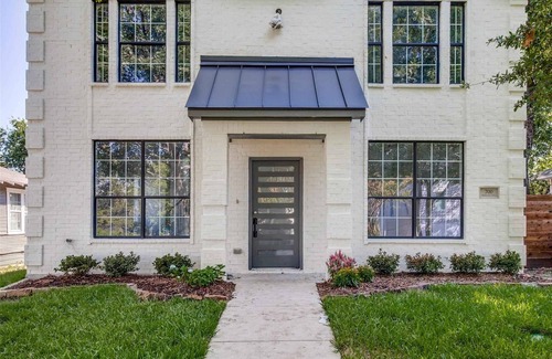 Dallas Maison | A Century Modern Luxurious Home Minutes from White Rock Lake & A Huge Backyard!