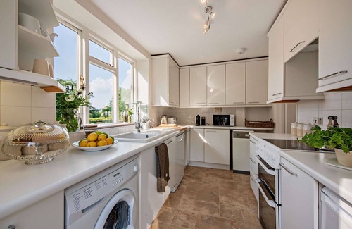 Churchill Cottage | A charming 3 bedroom holiday cottage with private parking and delightful views - 2 Orchard Cottages