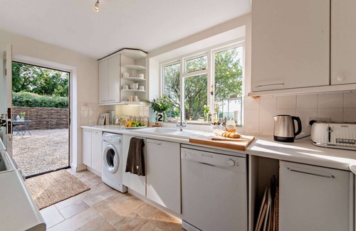 Churchill Cottage | A charming 3 bedroom holiday cottage with private parking and delightful views - 2 Orchard Cottages