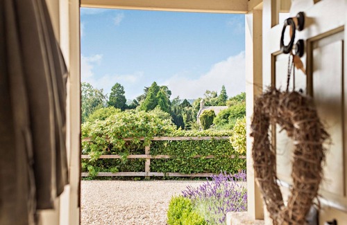 Churchill Cottage | A charming 3 bedroom holiday cottage with private parking and delightful views - 2 Orchard Cottages
