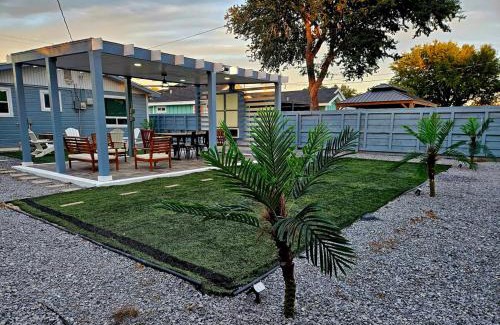 Edinburg Maison | A charming villa with a spectacular pergola and patio